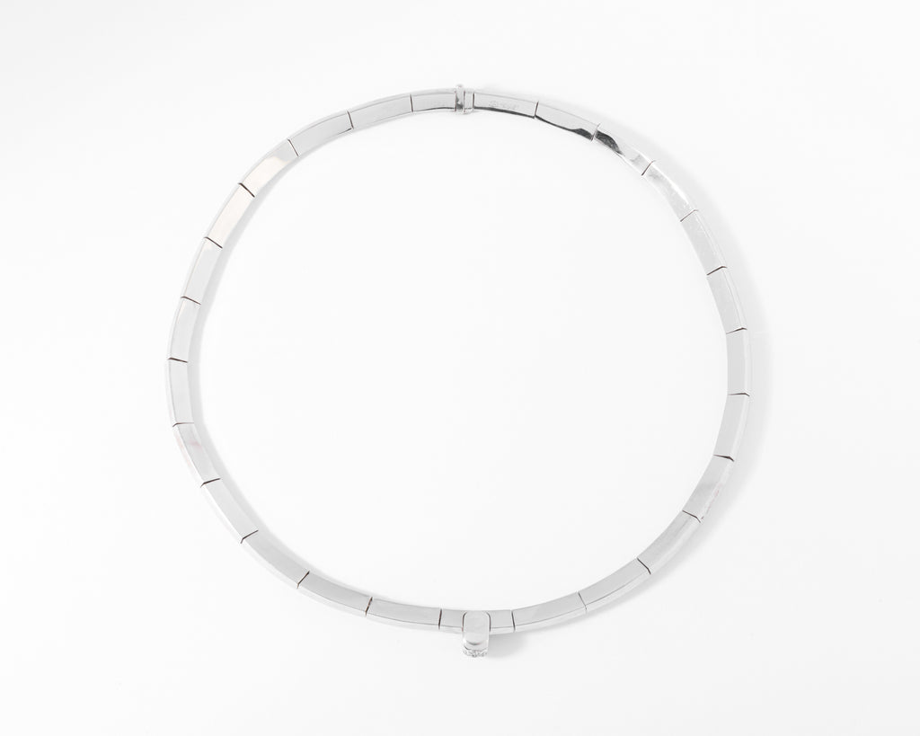 Collier rigide or gris de la maison Chaumet