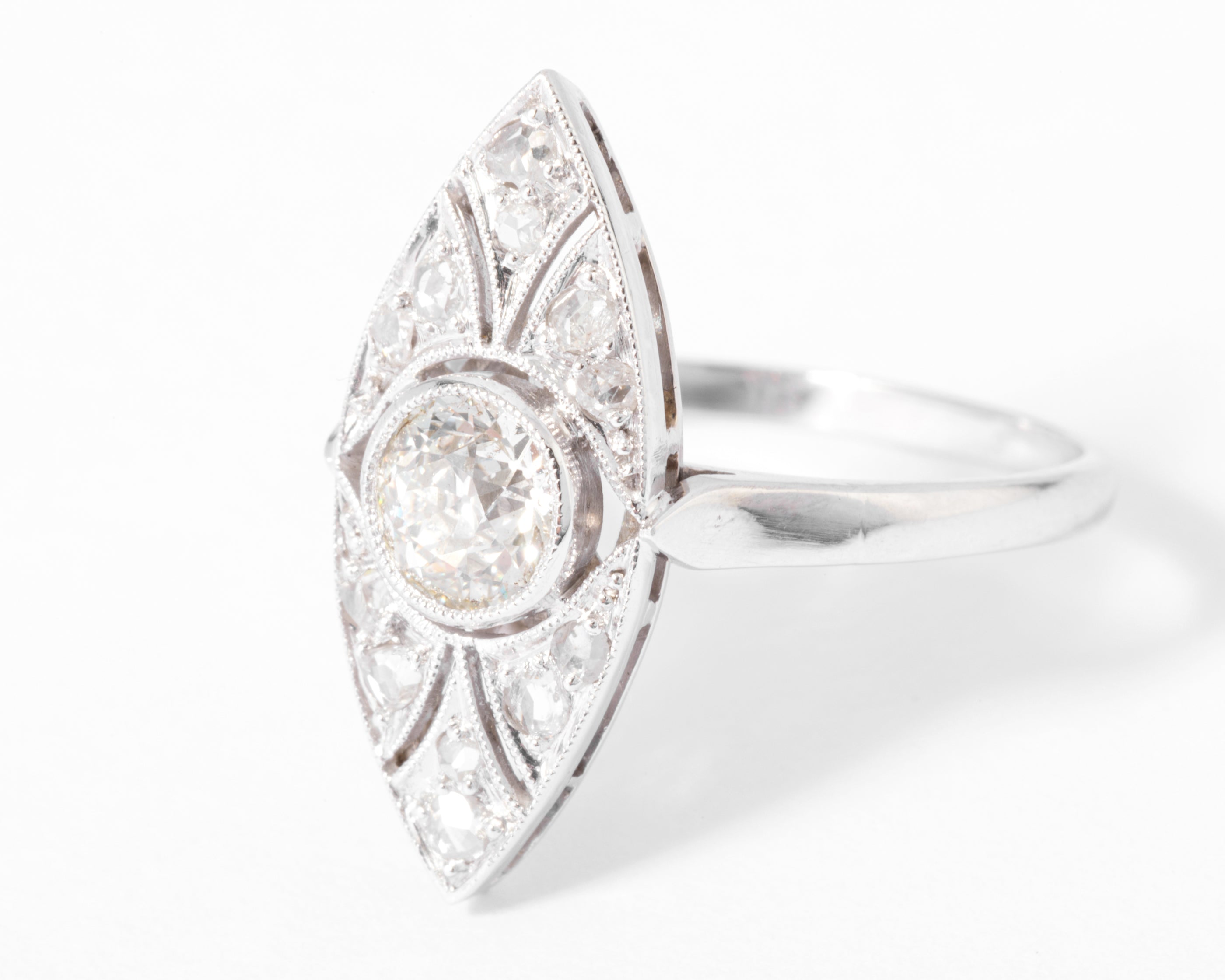 Bague marquise en platine et diamant