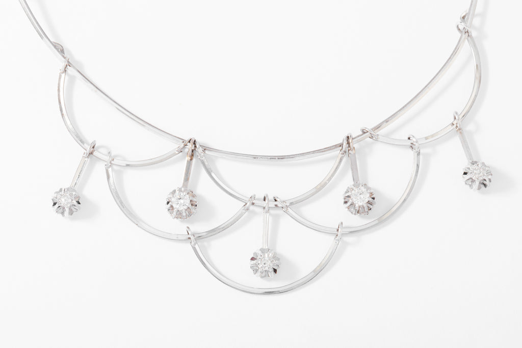 Collier or gris draperie en diamant