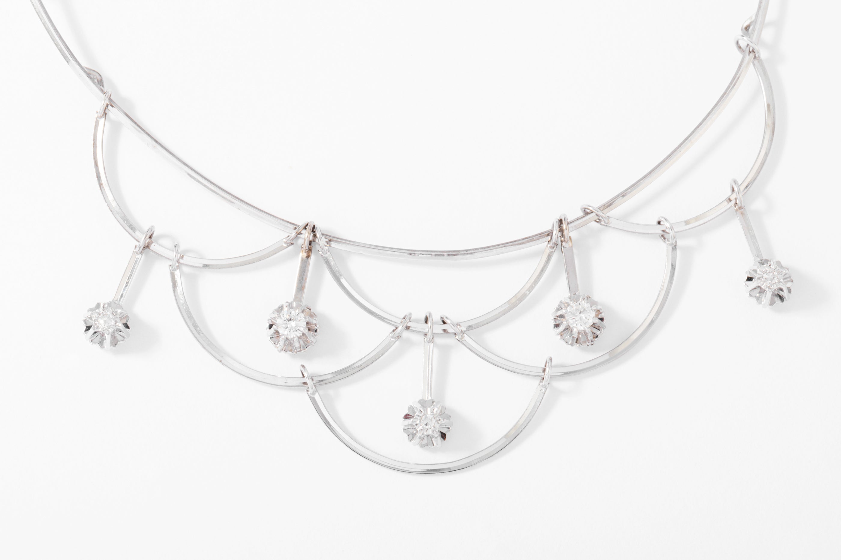 Collier or gris draperie en diamant