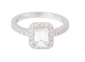 Bague solitaire en or gris ornée d'un diamant taille émeraude