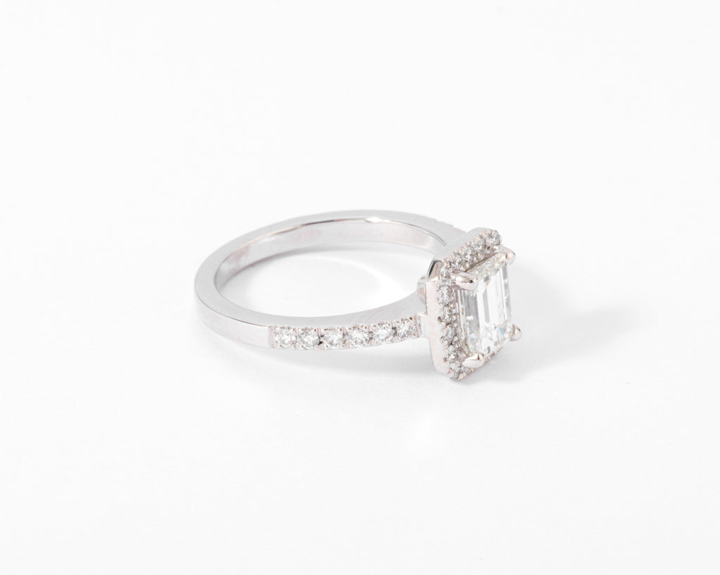 Bague solitaire en or gris ornée d'un diamant taille émeraude