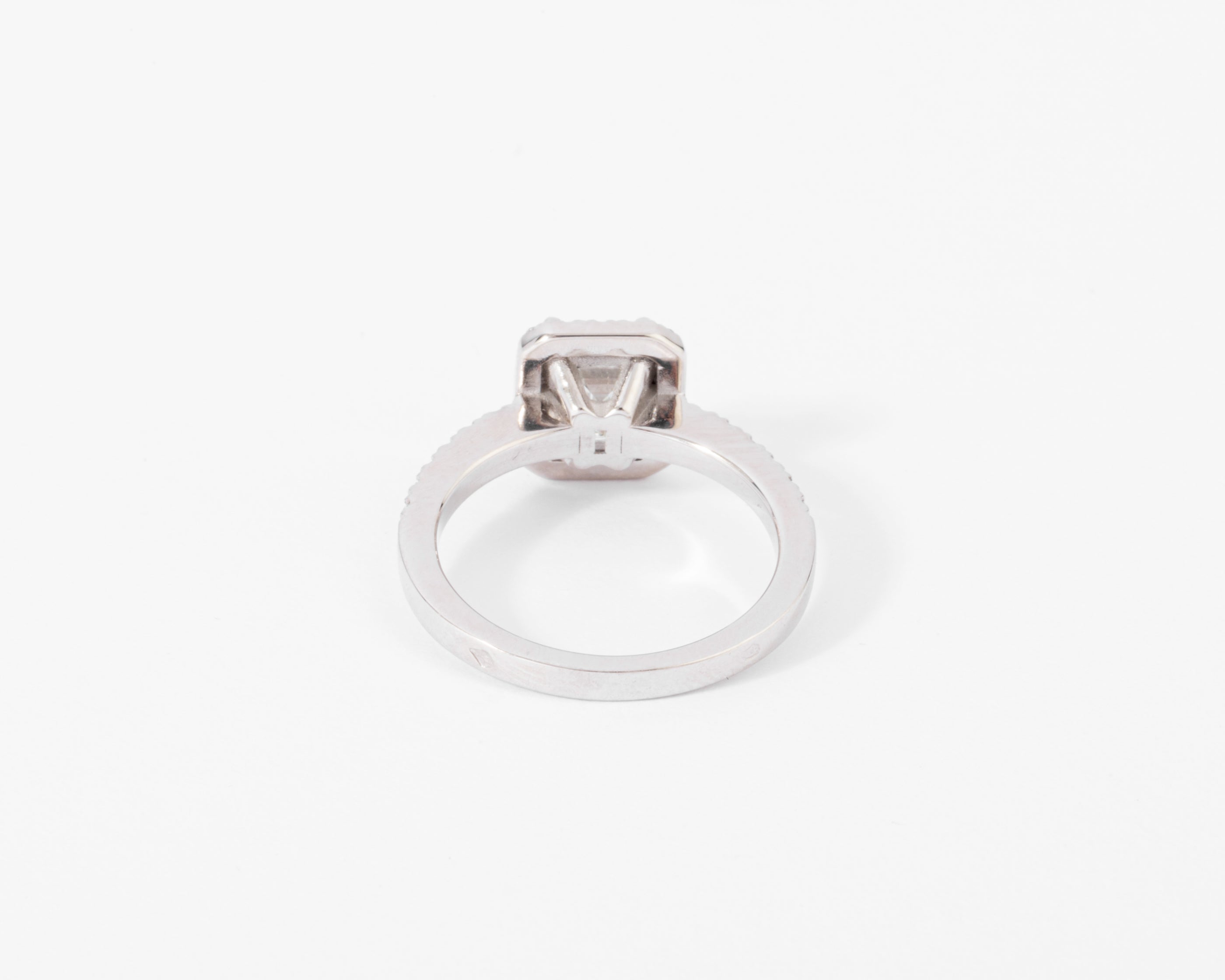 Bague solitaire en or gris ornée d'un diamant taille émeraude