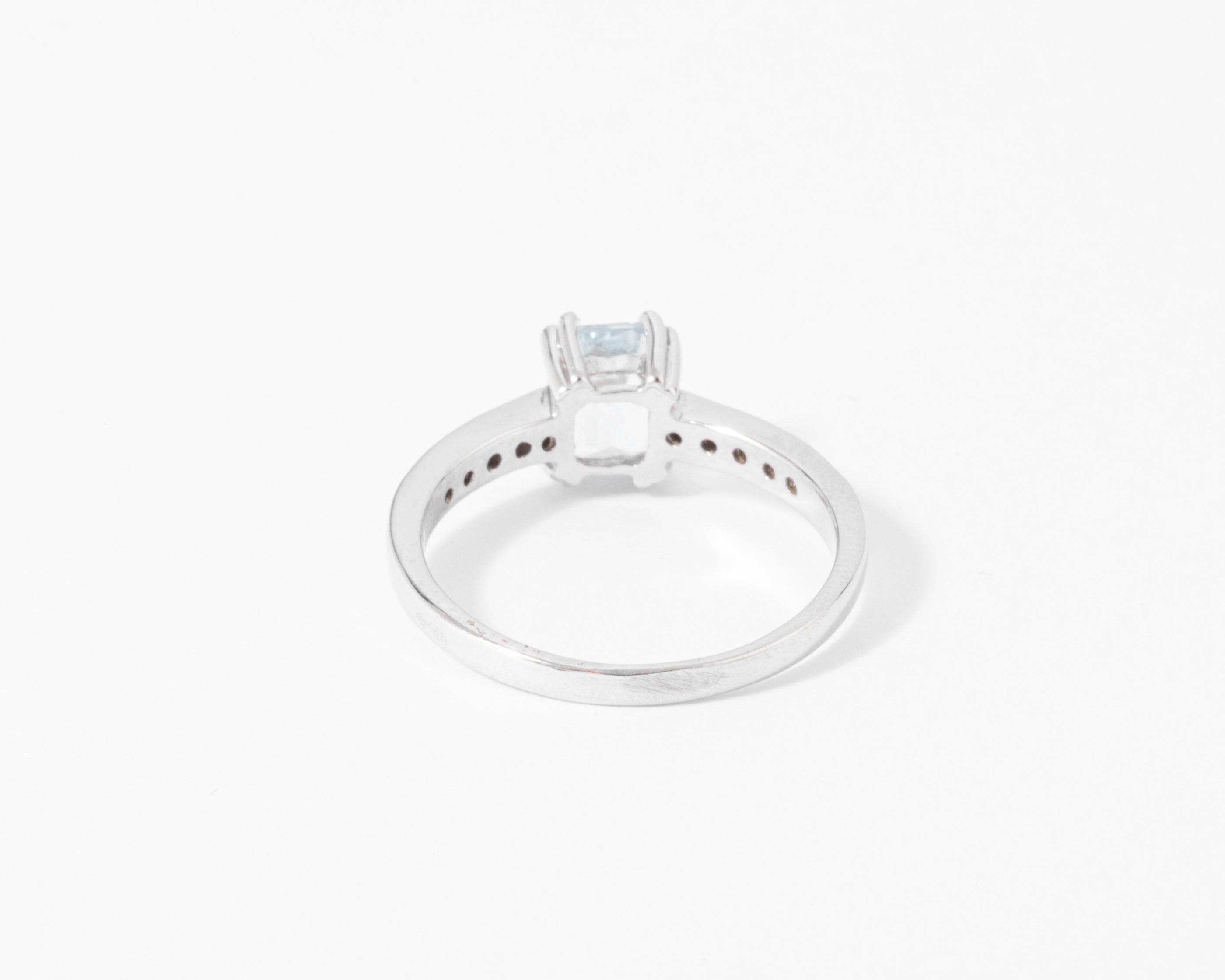 Bague rectangulaire ornée d'une aigue -marine