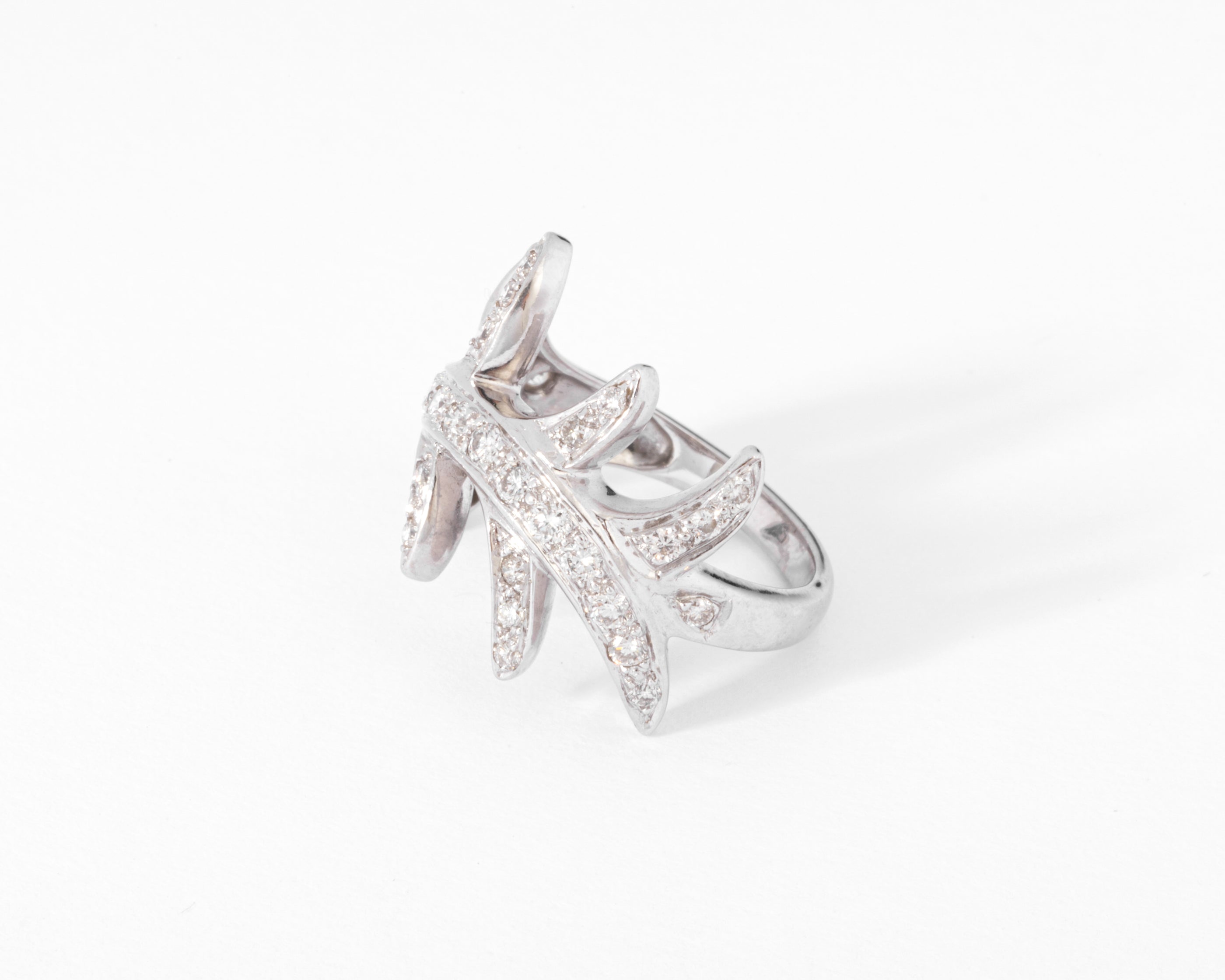 Bague or gris feuillages en diamant