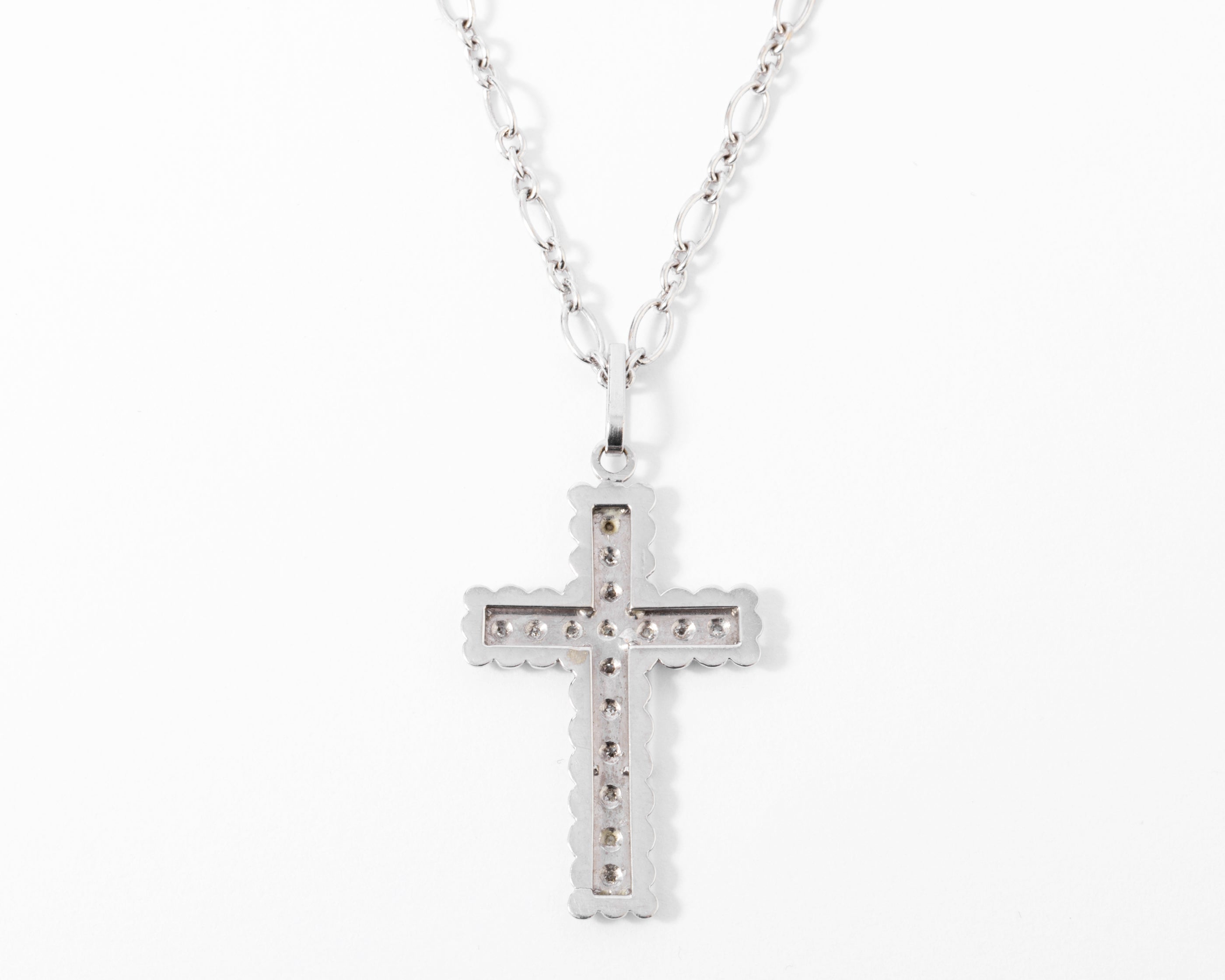 Croix en diamant or gris sur chaine
