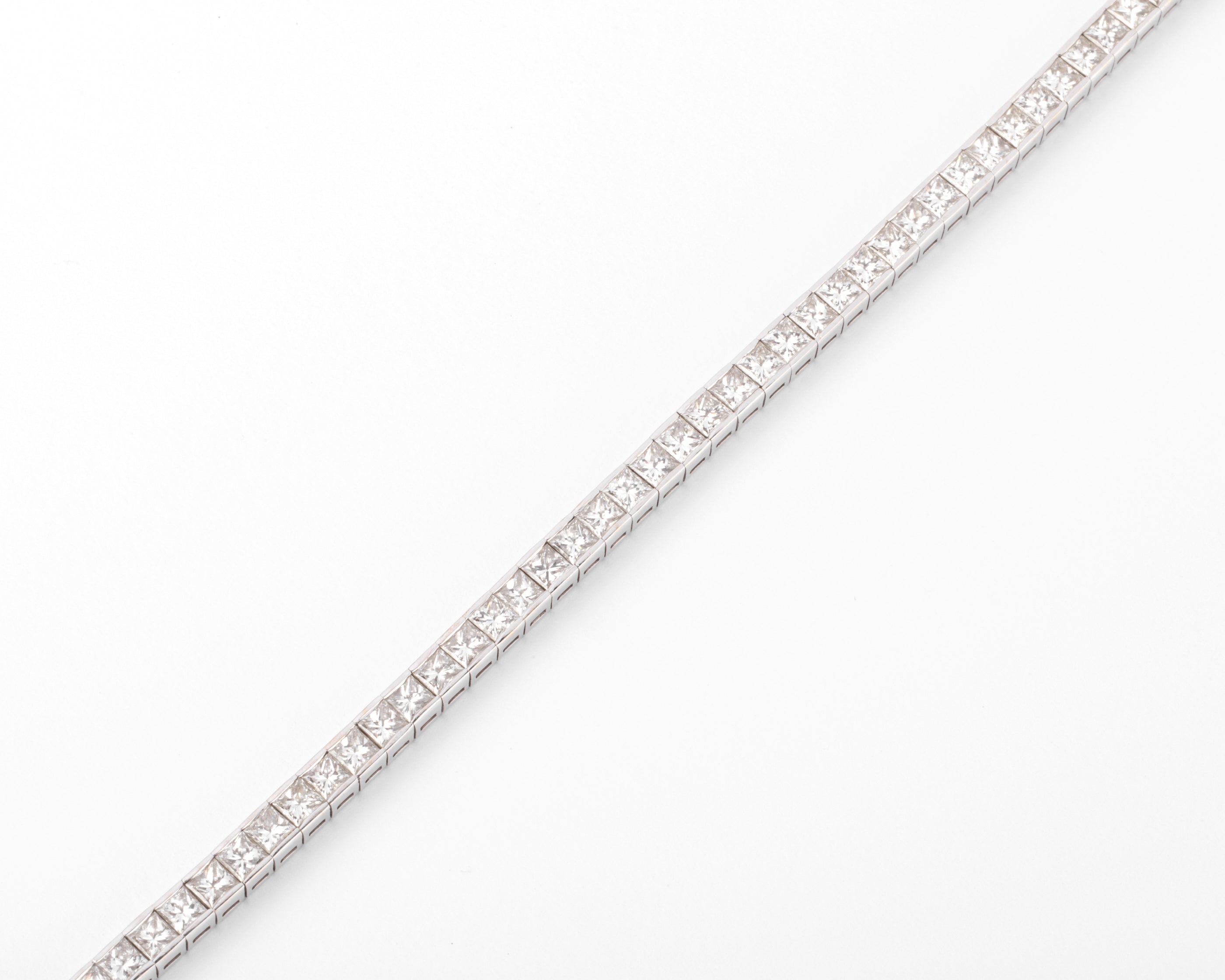 Bracelet ligne en diamant taille princesse sur or gris